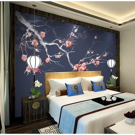 décoration d'interieur zen chambre d'hôtel papier peint japonais fleur mei  sur fond bleu foncé