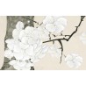 Fleurs blanches de l'abricotier du Japon et oiseaux sur fond beige, couleurs légères
