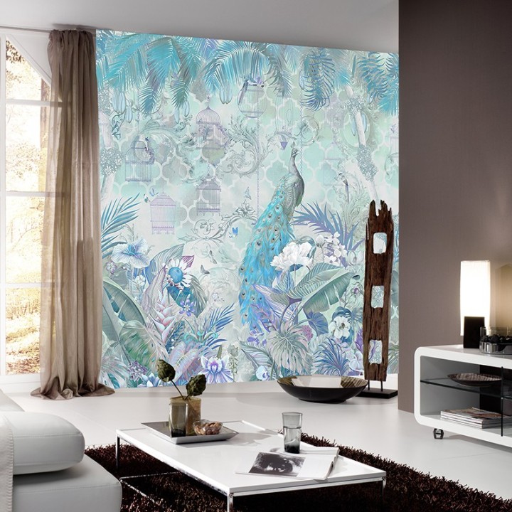 Paon bleu dans jardin tropical avec fleurs et oiseaux, ton turquoise