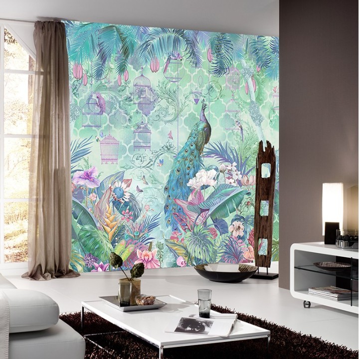 Paon bleu dans jardin tropical avec fleurs et oiseaux, couleur naturelle