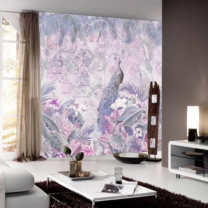 Paon bleu dans jardin tropical avec fleurs et oiseaux, ton rose mauve