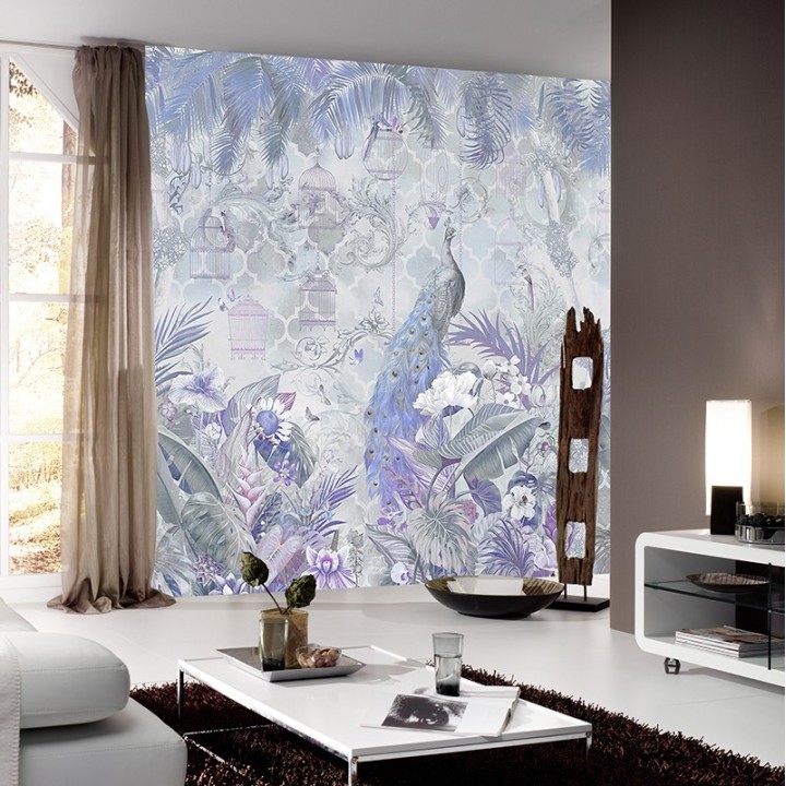Paon bleu dans jardin tropical avec fleurs et oiseaux, ton bleu violet