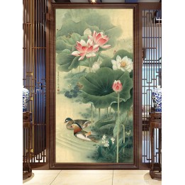 Coupe de canard mandarin dans l'étang avec les lotus