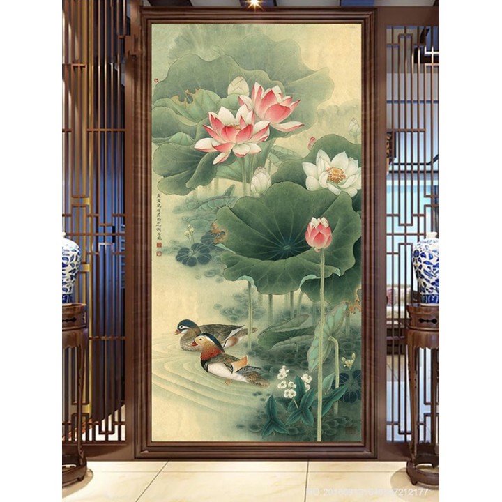 Coupe de canard mandarin dans l'étang avec les lotus