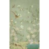Aigrettes, faisans et oiseaux avec fleurs blanches, fond vert paste, effet peint sur mur en béton