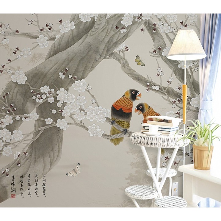 Paysage de la montagne avec fleurs et oiseaux - Perroquets et papillons dans l'arbre de mei sur fond beige