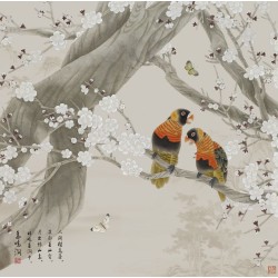 Paysage de la montagne avec fleurs et oiseaux - Perroquets et papillons dans l'arbre de mei sur fond beige