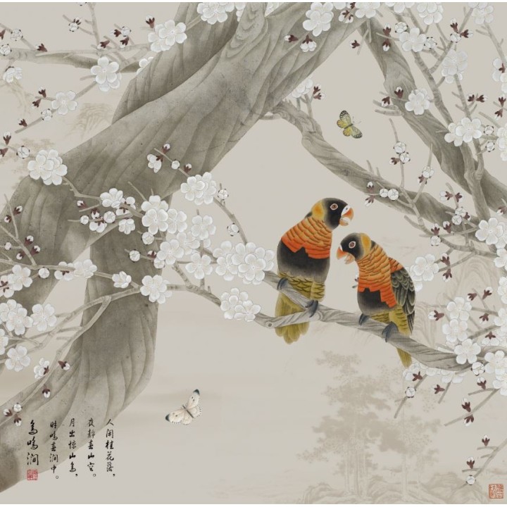 Paysage de la montagne avec fleurs et oiseaux - Perroquets et papillons dans l'arbre de mei sur fond beige