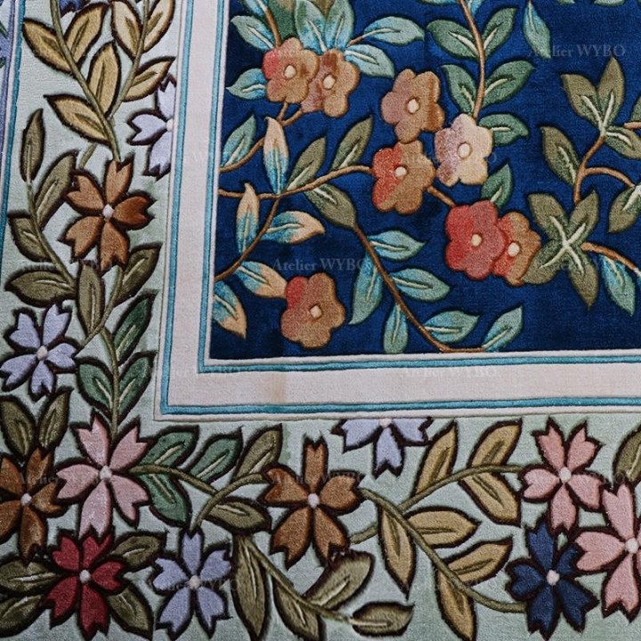 Tapis japonais pure soie naturelle noé à la main - Les fleurs de cerisier sur fond bleu foncé