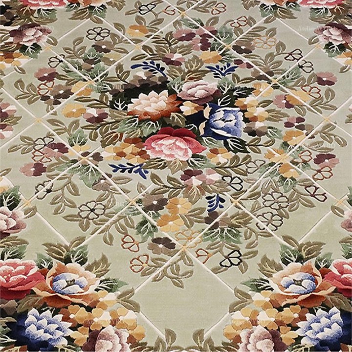 Tapis en soie motif floral symétrique, velours en relief