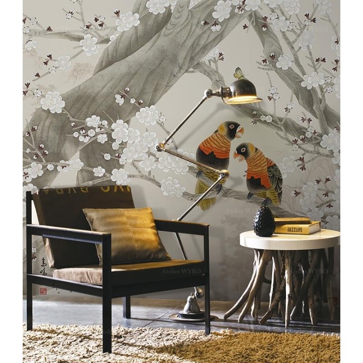 Paysage de la montagne avec fleurs et oiseaux - Perroquets et papillons dans l'arbre de mei sur fond beige