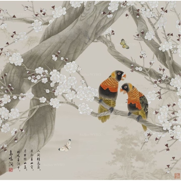 Paysage de la montagne avec fleurs et oiseaux - Perroquets et papillons dans l'arbre de mei sur fond beige