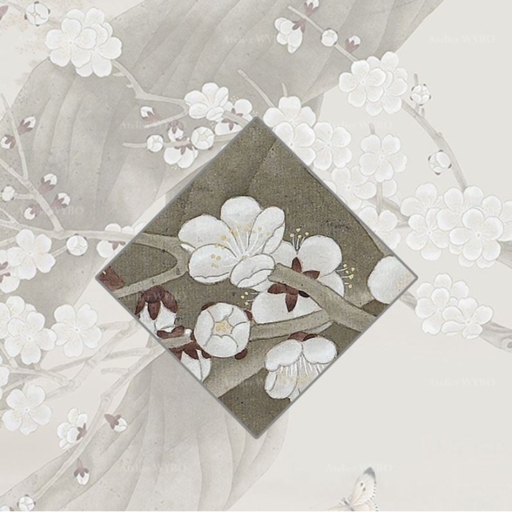 Paysage de la montagne avec fleurs et oiseaux - Perroquets et papillons dans l'arbre de mei sur fond beige