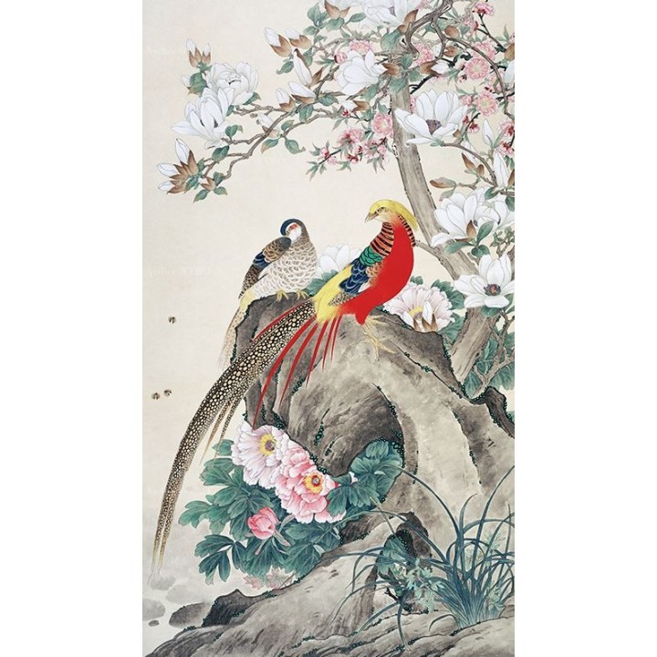 Couple de faisants sur le rocher avec les magnolias, pivoines et orchidées