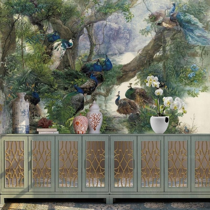Groupe de paons dans la jungle au bord de l'eau, végétation luxuriante