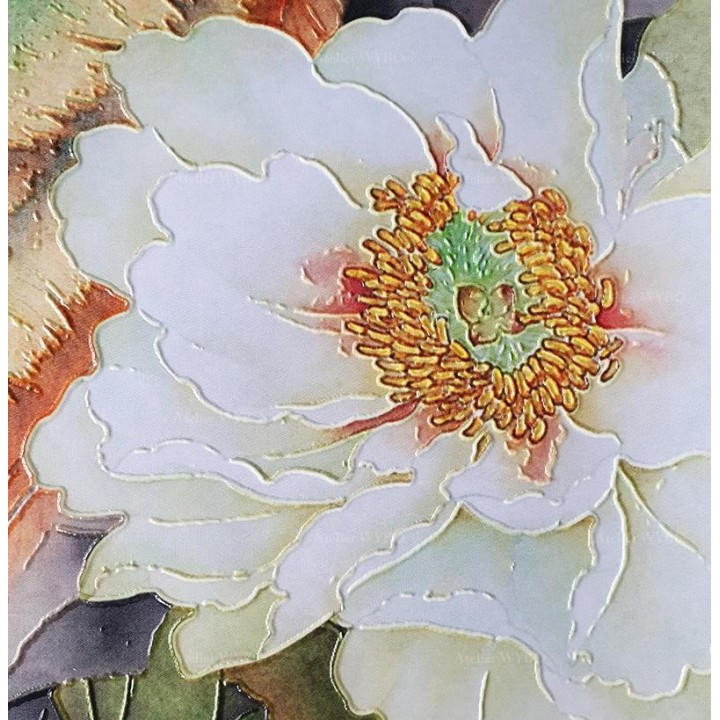 Couple de paons dans jardin de pivoine