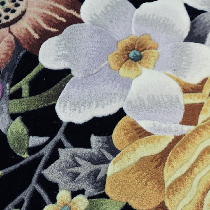 Tapis rond floral style campagne - Pivoine, jonquilles, rose et petites fleurs sur fond noir