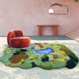 Tapis 3D paysage d'automne forme libre - Lac bleu entouré de végétation et mousse