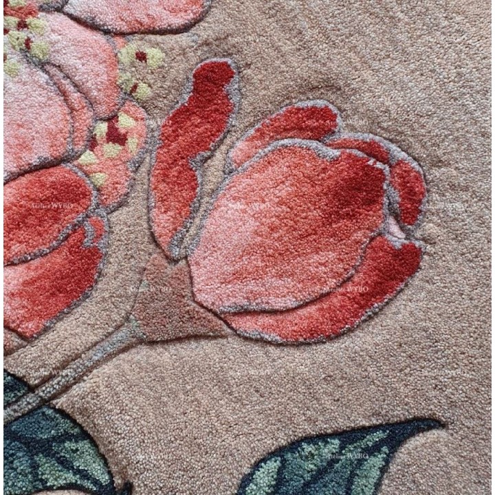 Tapis fleurs et oiseaux, collection capsule de Atelier WYBO offre une nouvelle perspective de cette culture ancestrale.