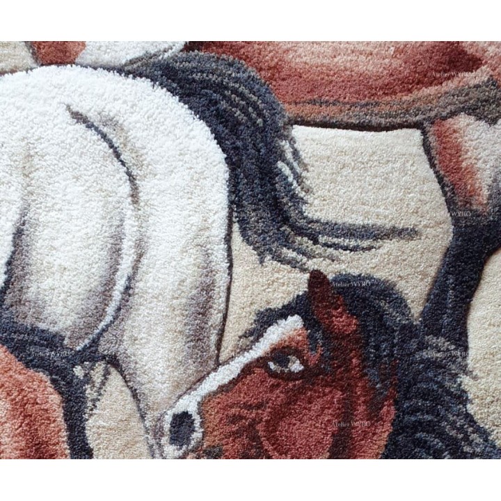 Tapis cheval Atelier WYBO offre une nouvelle perspective de savoir-faire traditionnel de tapis tufté à la main.