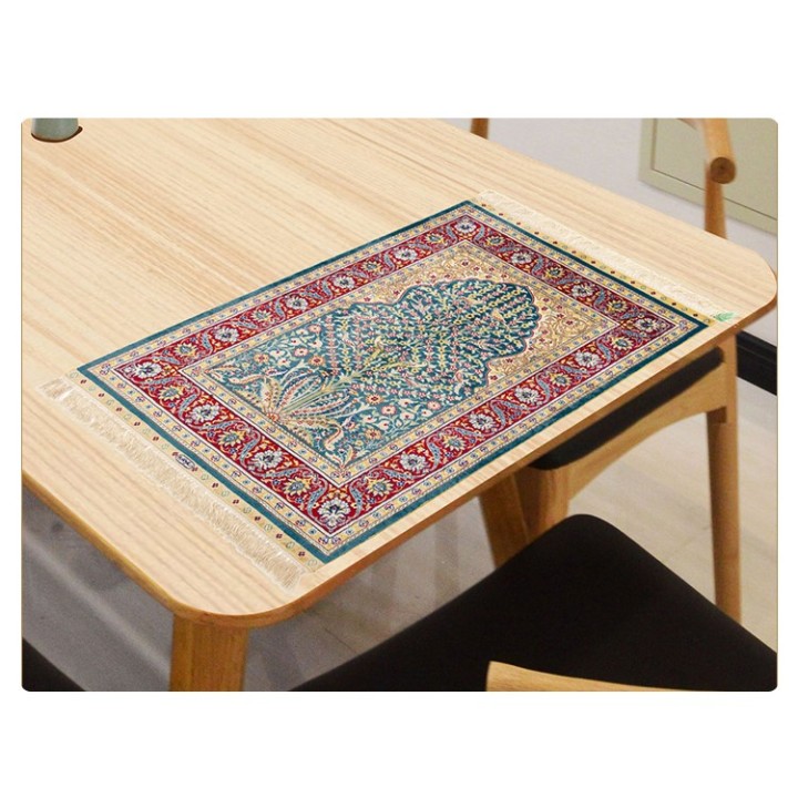 Petit tapis oriental bleu, jaune et rouge, motif fleurs et oiseaux en soie naturelle noué à la main.