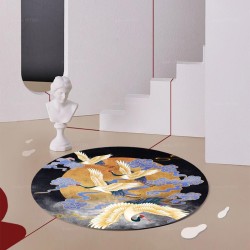 tapis design japonais forme ronde grue du Japon en pleine lune, décoration culturelle dans une salle d'exposition.