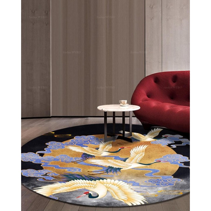 Tapis vintage asiatique oiseaux légendaires dans la nuit au clair de lune, fond noir.