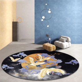 Tapis japonais traditionnel forme ovale pour salle d'exposition, grue s'envolent dans nuages bleus dorés.