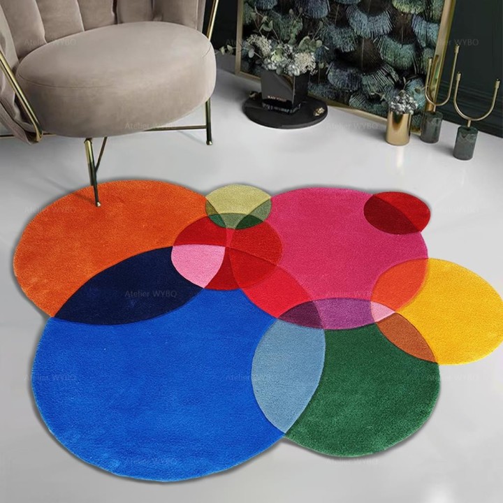Tapis design moderne salle de séjour composition des formes et couleurs arc-en-ciel.