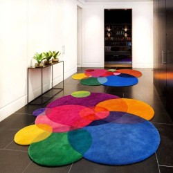 Tapis de designer audacieux superposition des ronds couleur arc-en-ciel.