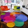 Tapis design salle de séjour forme irrégulière cercles multicolores.