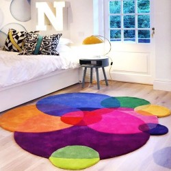 Tapis chambre descente de lit couleur arc-en-ciel composition des cercles multicolores.