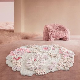 Tapis 3D romantique fleur rose sur fond blanc cassé, velours épais en relief qui tient chaud.