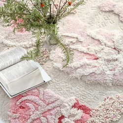 tapis contemporain en relief fleurs roses sur fond blanc sculpté.
