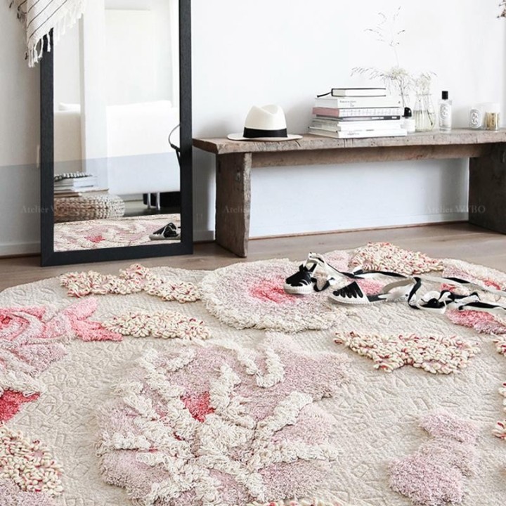 Tapis rose chambre fille fleurs roses en relief sur fond blanc cassé, velours sculpté en relief.