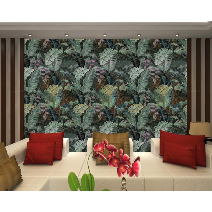 Papier peint traditionnel plantes tropicales couleur sobre et discrète pour le mur de canapé dans un salon.