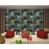 Papier peint traditionnel plantes tropicales couleur sobre et discrète pour le mur de canapé dans un salon.