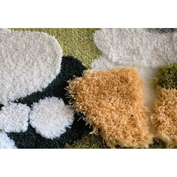 Tapis 3D en relief mousse jaune lichen vert et blanc, décor sol salle de bain zen.