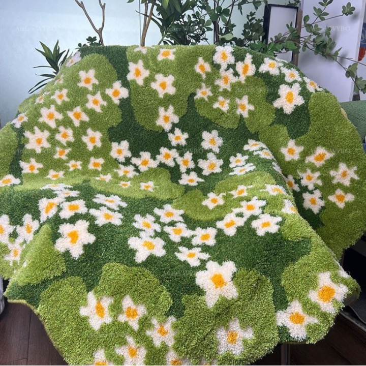 Tapis vert et blanc design original, fleurs de printemps dans le champ.