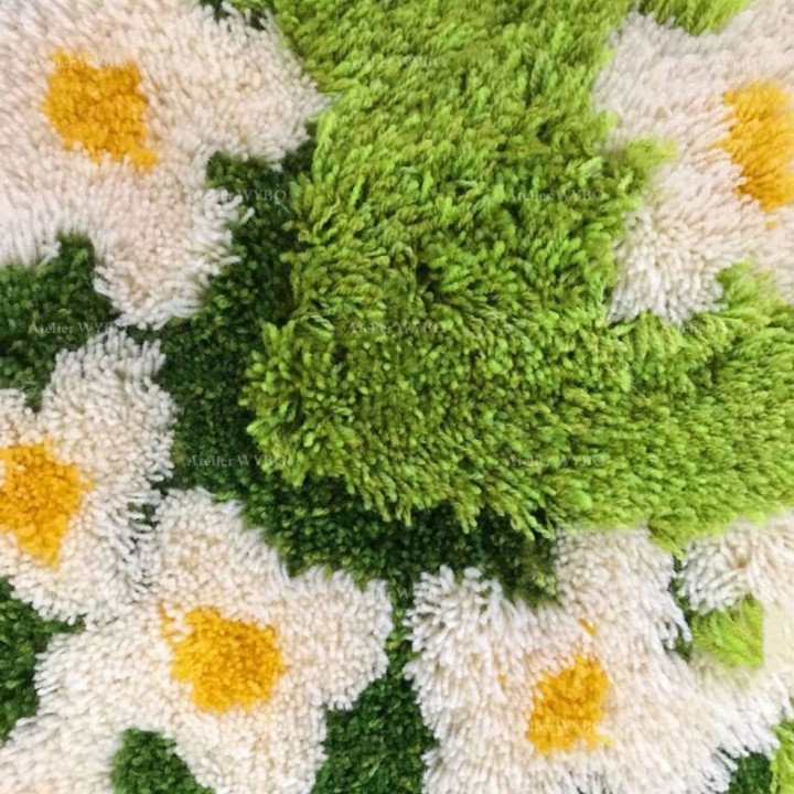Tapis salle de bain marguerites dans le pré, velours en relief absorbant.