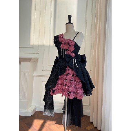 Petite robe noire avec fleurs roses, design vintage