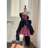 Petite robe noire avec fleurs roses, design vintage