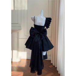 Petite robe noire avec fleurs roses, design vintage