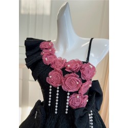 Petite robe noire avec fleurs roses, design vintage