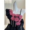 Petite robe noire avec fleurs roses, design vintage