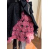 Petite robe noire avec fleurs roses, design vintage