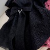 Petite robe noire avec fleurs roses, design vintage