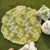 Tapis vert design floral surface en relief - Marguerites sur pelouse