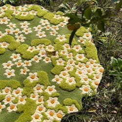 Tapis vert design floral surface en relief - Marguerites sur pelouse