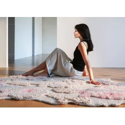 Tapis épais fleur rose sur fond blanc cassé, laine de qualité en relief qui tient chaud.